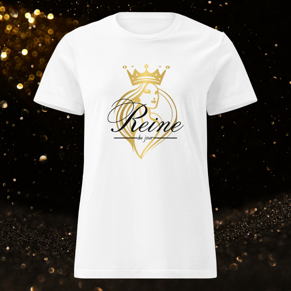 Vue de face d'un t-shirt blanc en coton avec l'inscription calligraphiée "Reine du jour" et motif de reine en or.