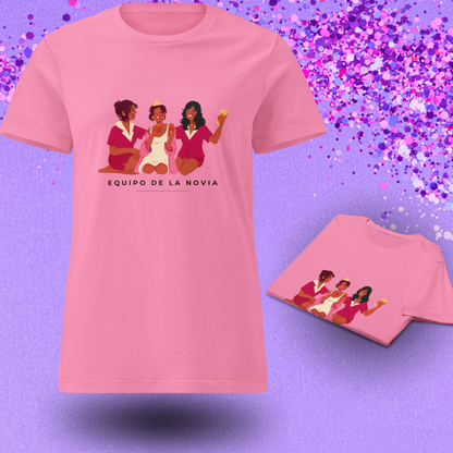 Camiseta rosa equipo de la novia presentada con un fondo de purpurina violeta y vista del producto doblado