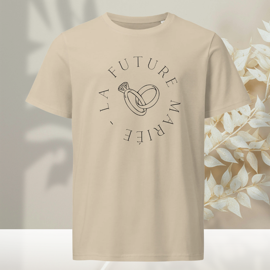 Vue de face d un t-shirt couleur sable en coton bio avec design minimaliste la future mariee et alliances entrelacees