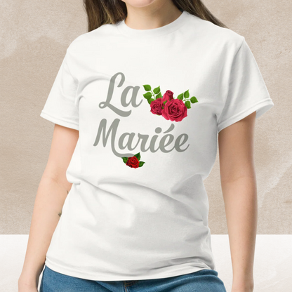 femme portant t shirt blanc la mariee evjf avec motif fleur rose style moderne