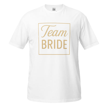 Zoom détaillé sur l’inscription “Chic par Design”. La texture du coton Airlume et la qualité du marquage se distinguent nettement.