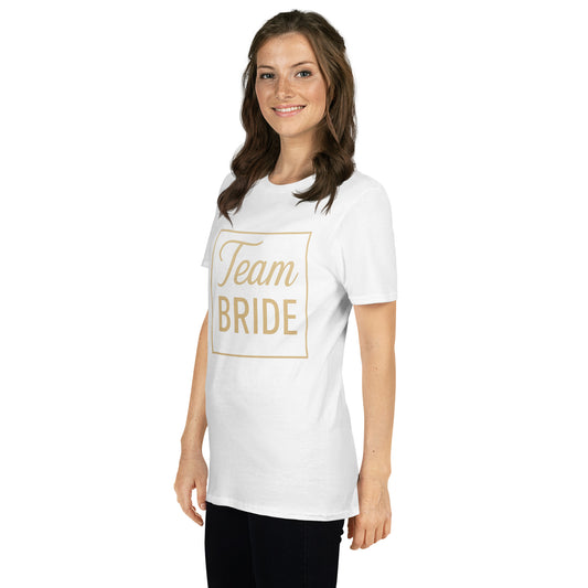 Modèle portant le t-shirt “team bride” avec une jupe ou un pantalon doré. Un look lumineux, minimaliste et élégant.