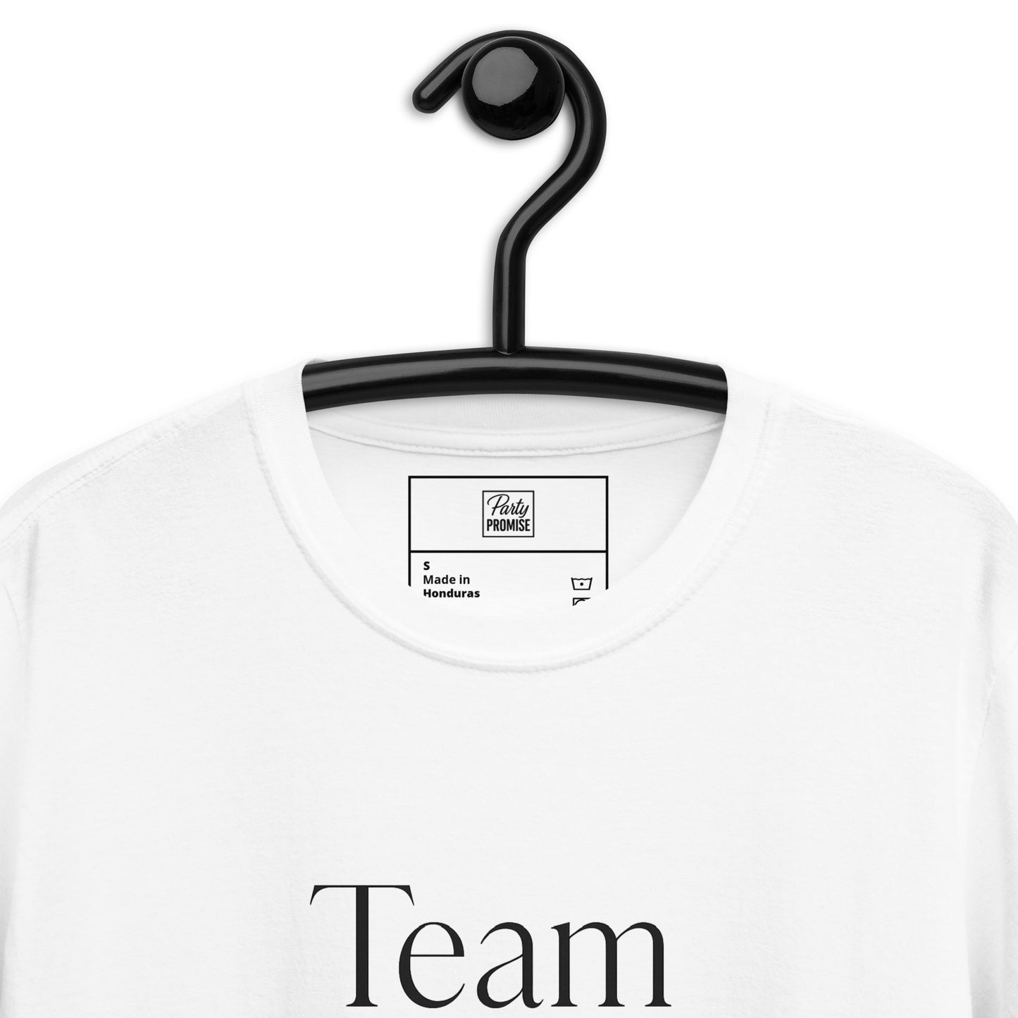 T-shirt blanc « Team Bride » avec inscription noire, présenté sur un fond épuré. Le coton doux et la coupe moderne mettent en valeur son style chic et intemporel.