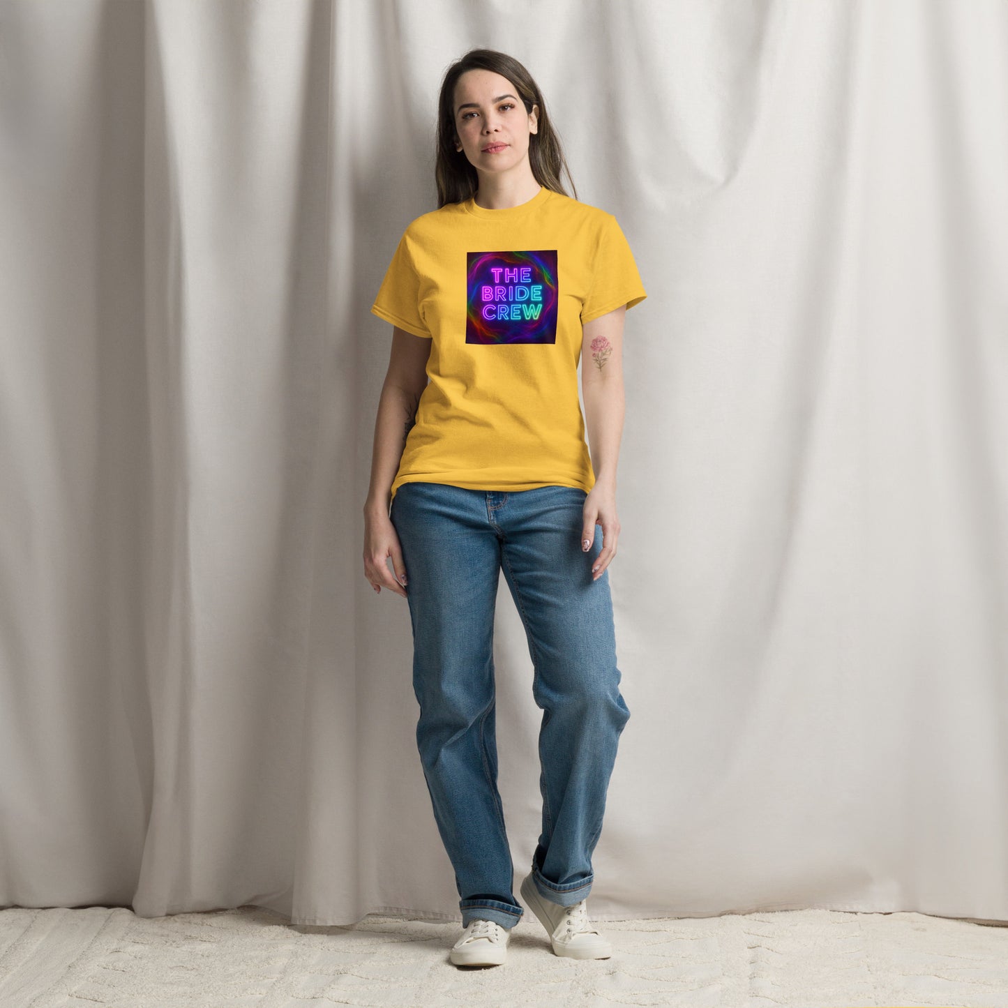 Deuxième couleur du t-shirt, toujours sur mannequin et rideau gris clair. Le slogan ressort clairement et met en avant le style festival.