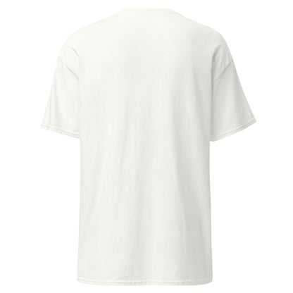 Gros plan sur la texture Airlume du t-shirt. Les coutures renforcées et la coupe nette soulignent la qualité premium du vêtement.