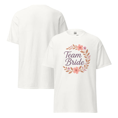 T-shirt blanc « Team Bride » Boho Chic présenté sur un fond épuré. Le coton doux, les lignes nettes et l’inscription noire créent un look naturel et élégant pour un EVJF.