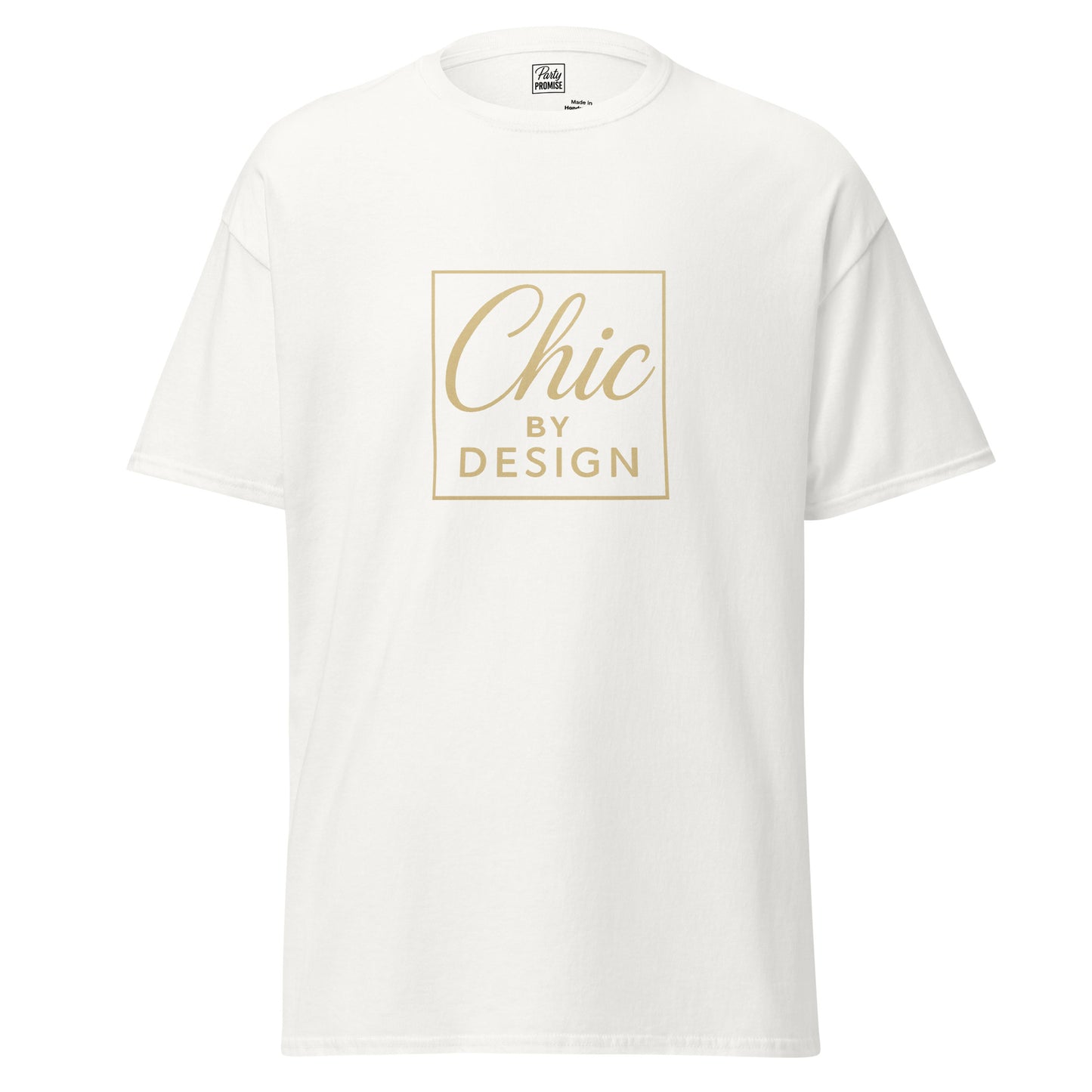 T-shirt blanc “Chic par Design” présenté sur fond lumineux. Le tissu premium et le slogan élégant créent un look épuré et parfaitement White & Gold.