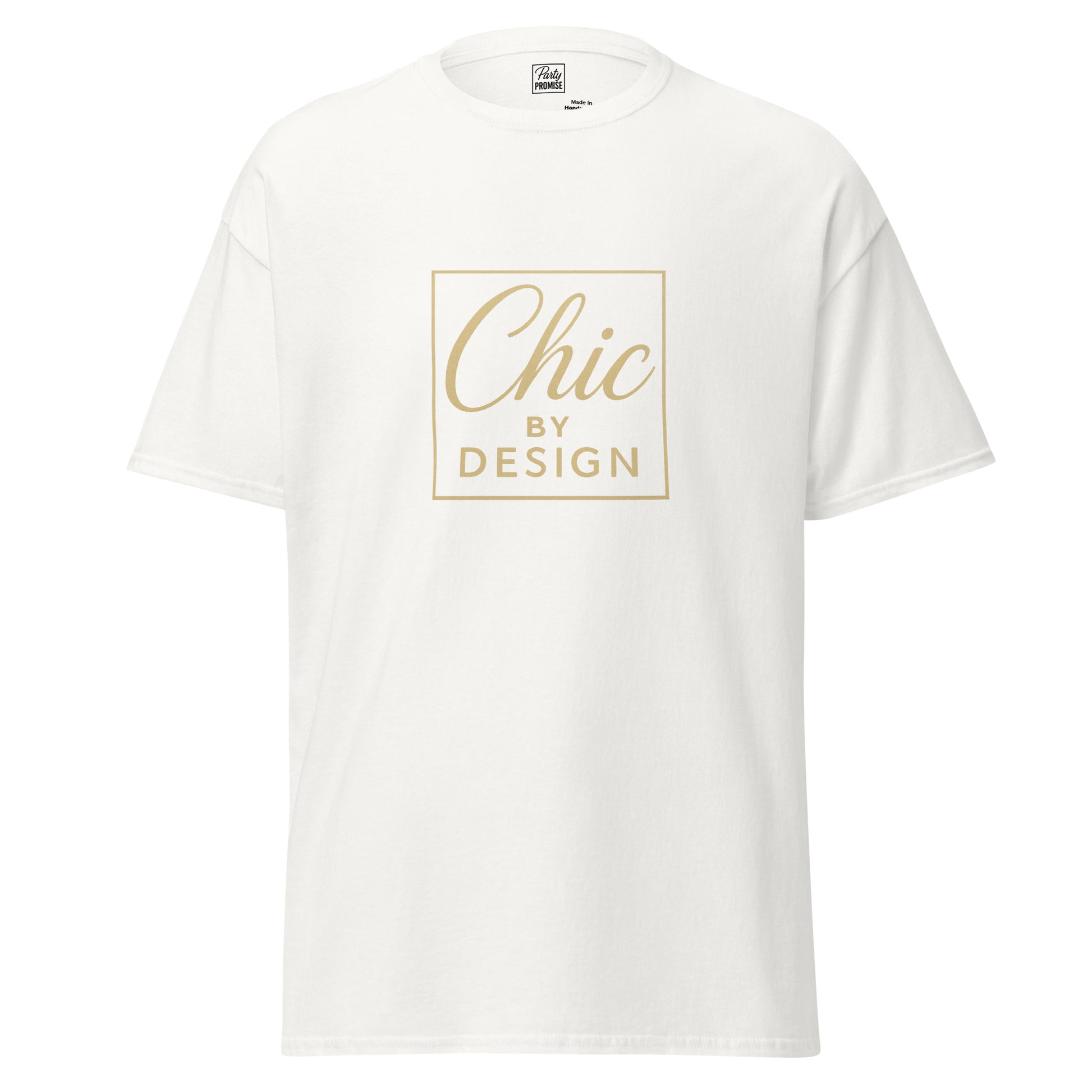 T-shirt blanc “Chic par Design” présenté sur fond lumineux. Le tissu premium et le slogan élégant créent un look épuré et parfaitement White & Gold.