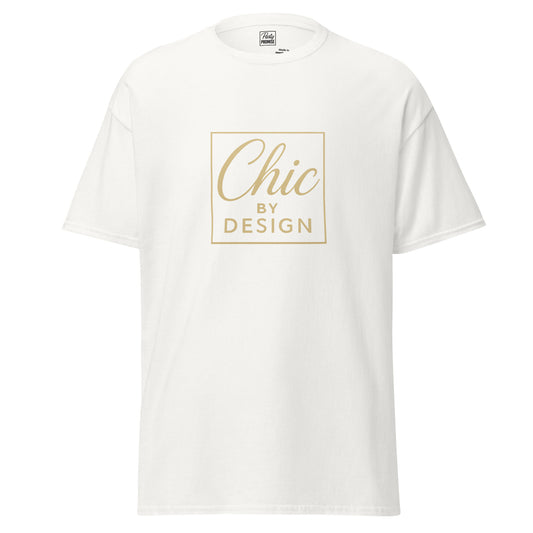 T-shirt blanc “Chic par Design” présenté sur fond lumineux. Le tissu premium et le slogan élégant créent un look épuré et parfaitement White & Gold.