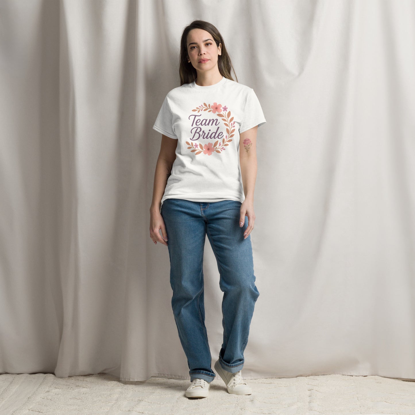 Gros plan sur le t-shirt Team Bride Boho Chic blanc, mettant en valeur la texture du coton, la personnalisation soignée et la finition premium des coutures.