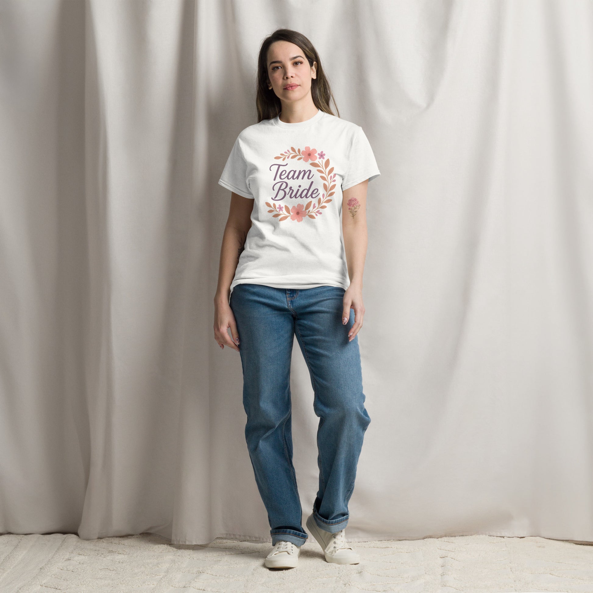 Gros plan sur le t-shirt Team Bride Boho Chic blanc, mettant en valeur la texture du coton, la personnalisation soignée et la finition premium des coutures.