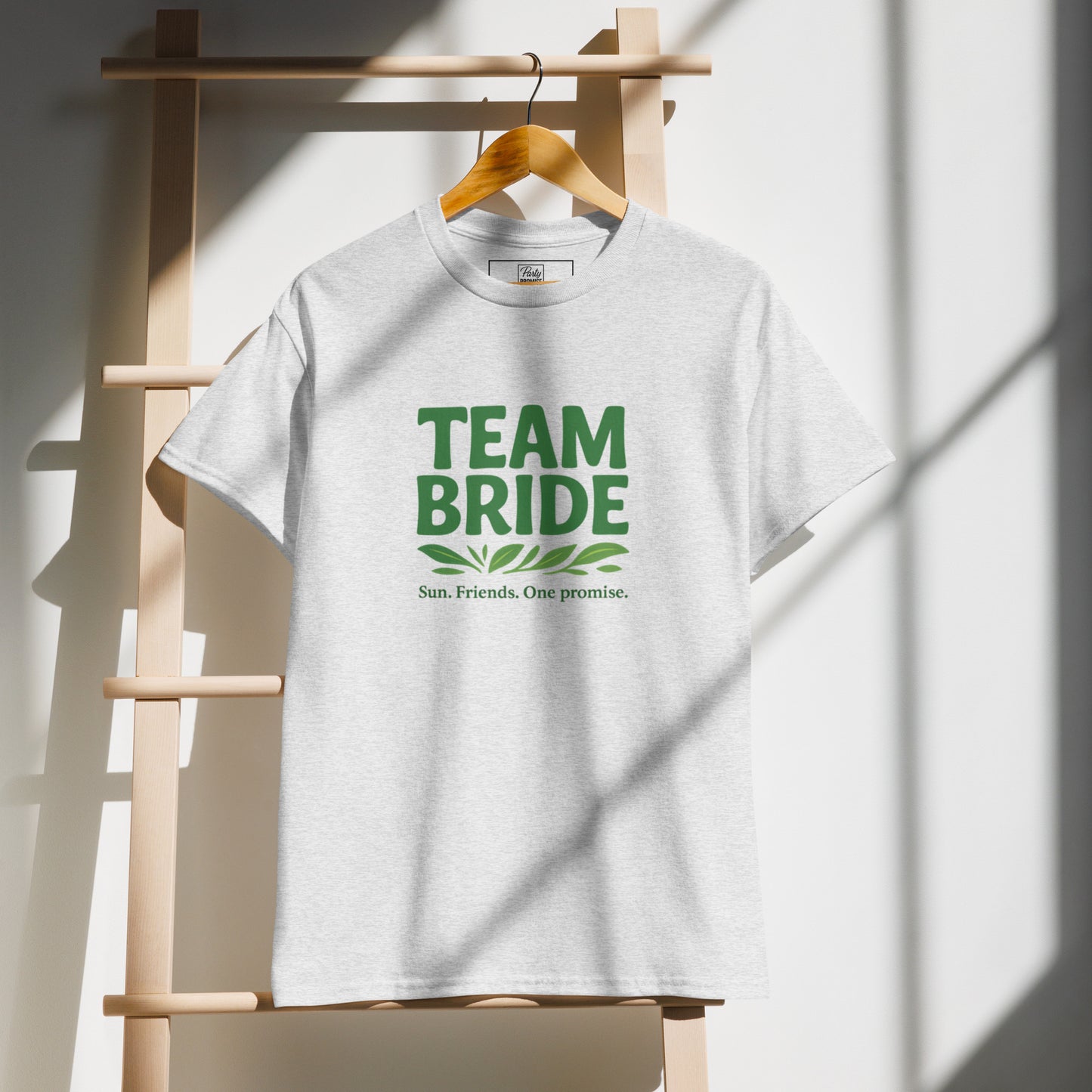 Photo de face sur cintre du t-shirt Team Bride couleur (Blanc / Sable / Citron Vert / Kelly Queen / Vert Forêt). Le slogan “Team Bride” est clairement visible et la couleur unie met en valeur le design simple et élégant.