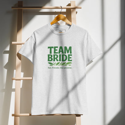 Photo de face sur cintre du t-shirt Team Bride couleur (Blanc / Sable / Citron Vert / Kelly Queen / Vert Forêt). Le slogan “Team Bride” est clairement visible et la couleur unie met en valeur le design simple et élégant.