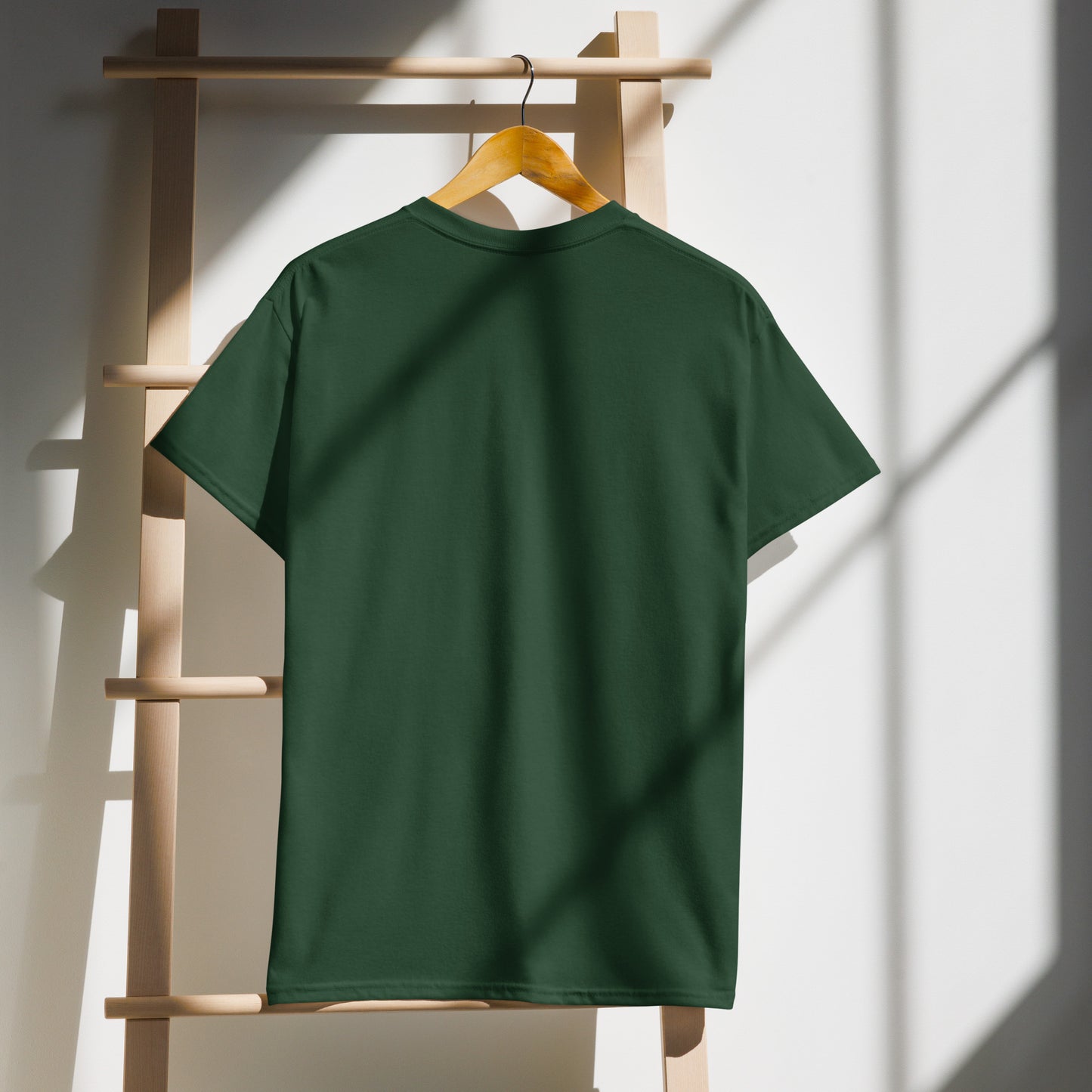 Vue arrière du t-shirt Team Bride sur cintre, montrant la coupe, les coutures et la teinte de la couleur. Présentation propre et minimaliste sur fond blanc.