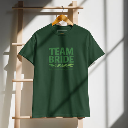 Photo de face sur cintre du t-shirt Team Bride couleur (Blanc / Sable / Citron Vert / Kelly Queen / Vert Forêt). Le slogan “Team Bride” est clairement visible et la couleur unie met en valeur le design simple et élégant.