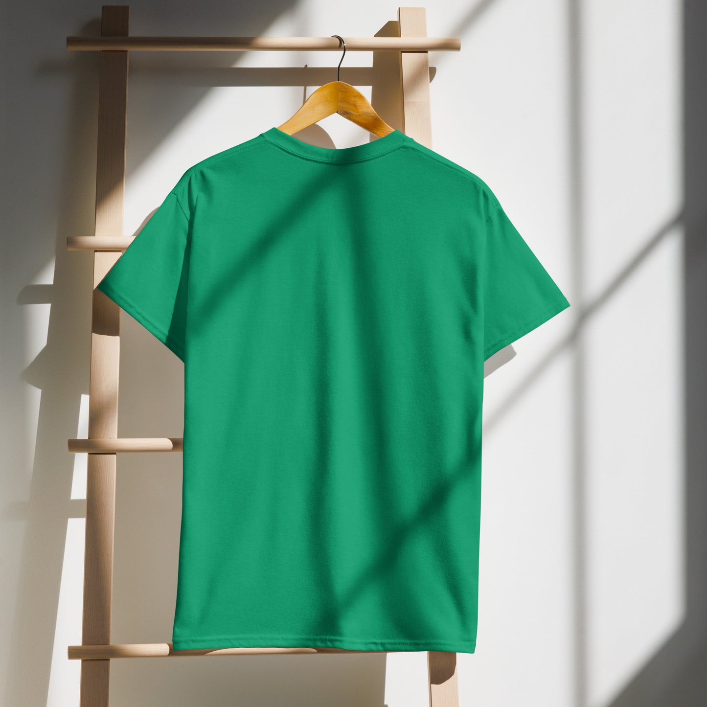 Vue arrière du t-shirt Team Bride sur cintre, montrant la coupe, les coutures et la teinte de la couleur. Présentation propre et minimaliste sur fond blanc.