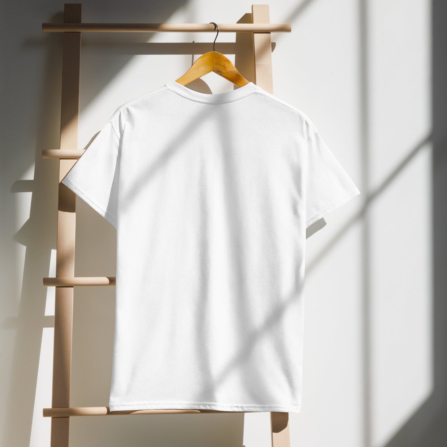 Vue arrière du t-shirt Team Bride sur cintre, montrant la coupe, les coutures et la teinte de la couleur. Présentation propre et minimaliste sur fond blanc.