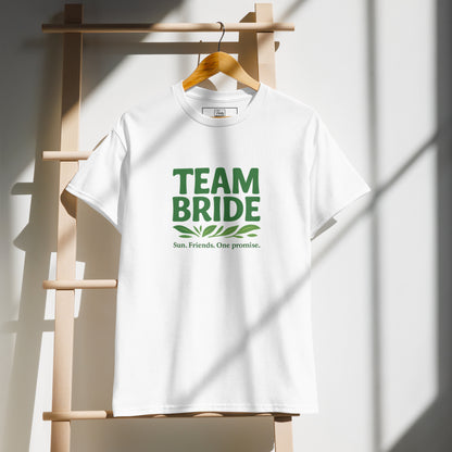 Photo de face sur cintre du t-shirt Team Bride couleur (Blanc / Sable / Citron Vert / Kelly Queen / Vert Forêt). Le slogan “Team Bride” est clairement visible et la couleur unie met en valeur le design simple et élégant.