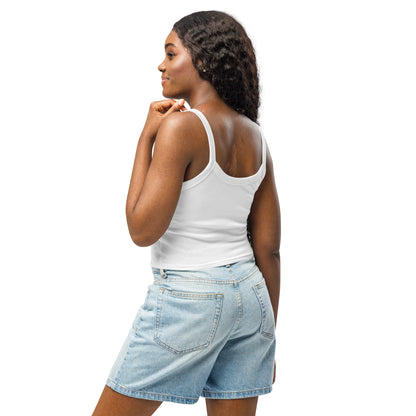 Modèle portant le top Boho Chic avec une jupe fluide. La coupe mi-longue, les bretelles épaisses et le design moderne créent un look parfait pour un EVJF chic.