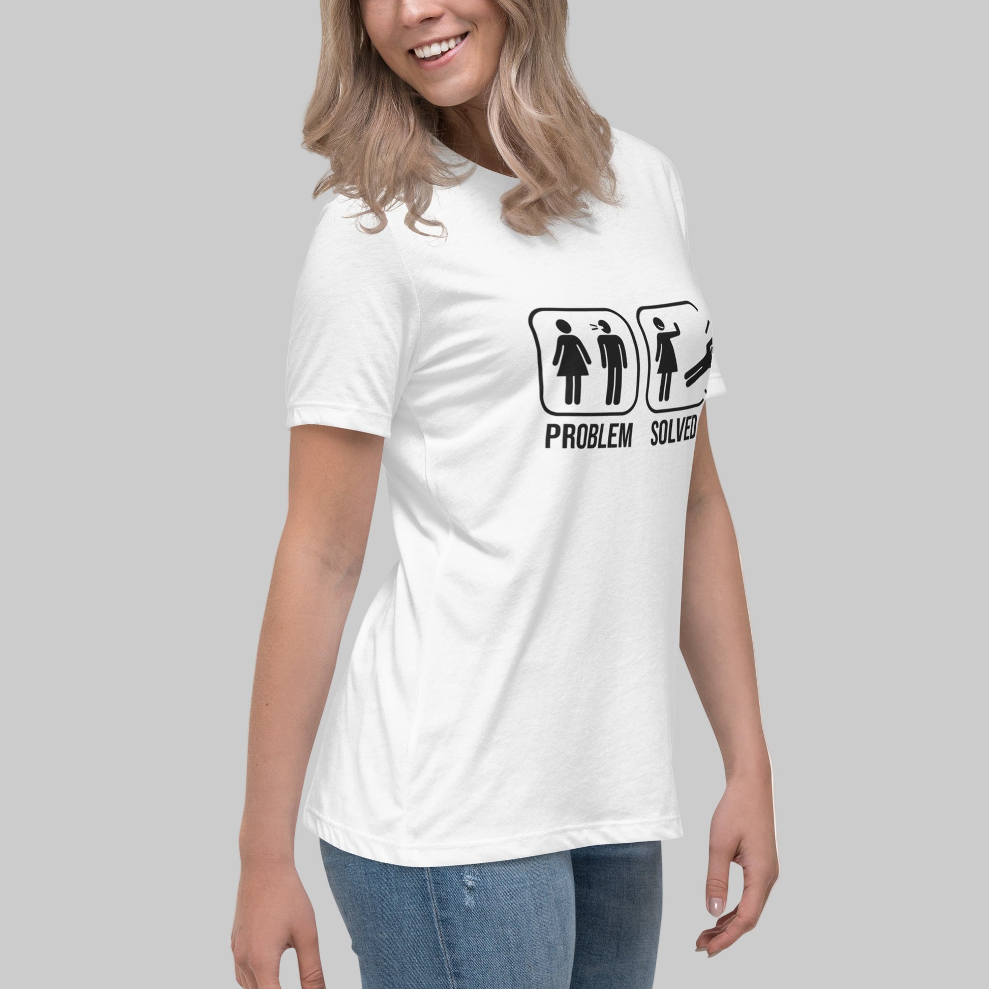 Zoom sur l’illustration noire du t-shirt “Problem Solved”, femme jetant un homme.